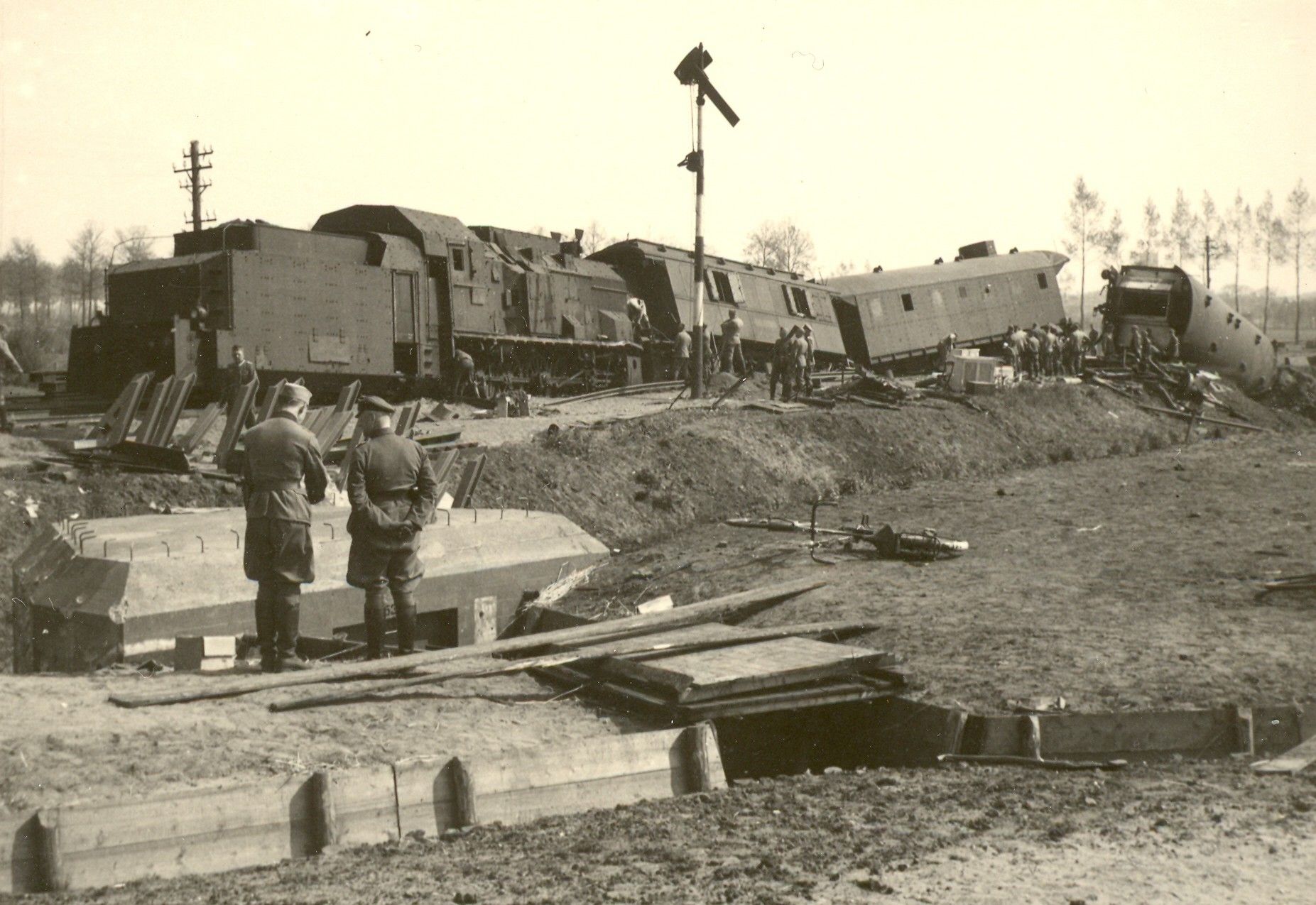 2 железнодорожный мировой. Panzerzug 1 бронепоезд. Немецкий бронепоезд Panzerzug 76.